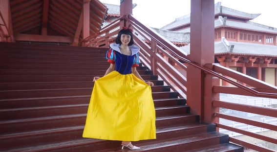 张予曦vlog秒变在逃公主横店cos白雪公主艾莎气质绝了
