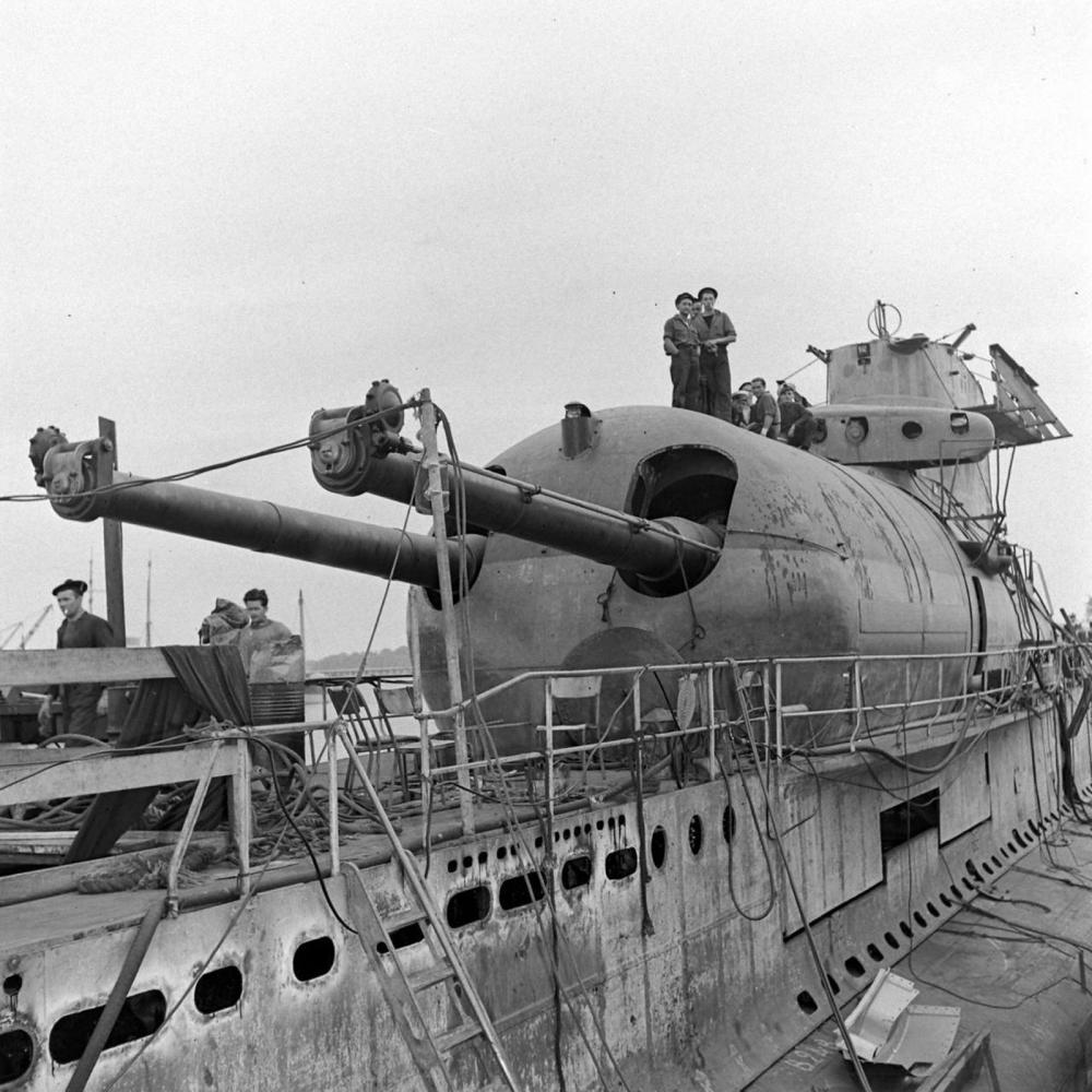 艇上装备的两门203毫米50倍径m1924型舰炮