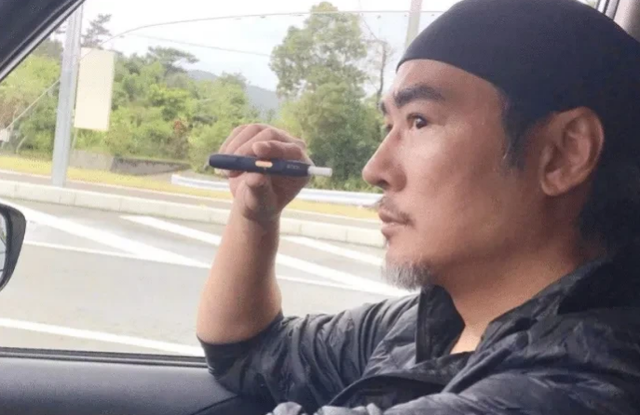 焦恩俊近照曝光,满头白发与母搭肩似姐弟,二婚娶初恋老太快