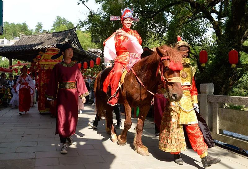 状元"郎骑在高头大马上,由"仆从"牵着缰绳,在鼓乐齐鸣中喜气洋洋地巡