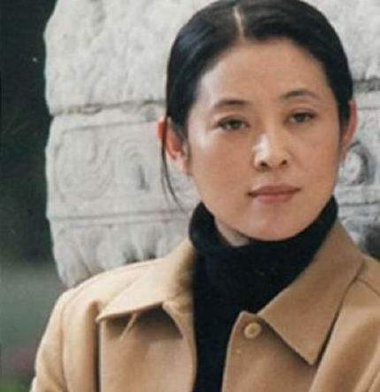 原来陈凯歌年轻时也是个"浪子",脚踏两只船,最后狠心抛弃倪萍