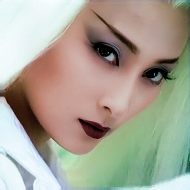 白发魔女蒋勤勤饰练霓裳