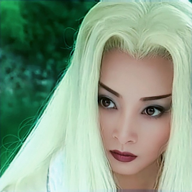 白发魔女蒋勤勤饰练霓裳