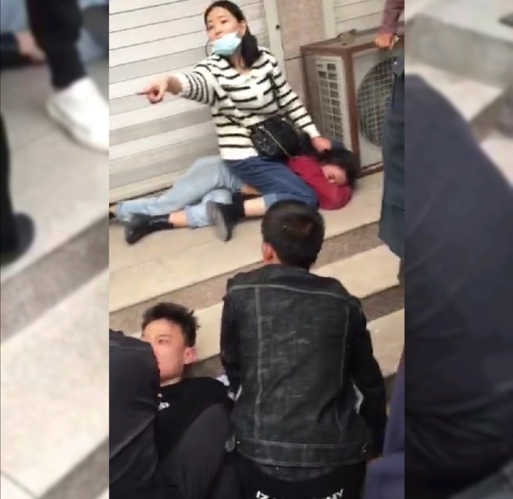 邯郸男子与弟媳发生不正当关系父亲当街怒打儿子嫂子怒打弟妹