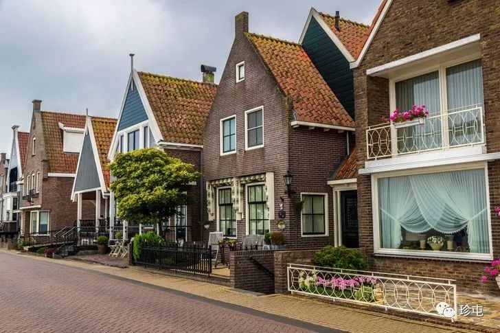 荷兰人喜欢透过大窗户来炫耀他们的家.