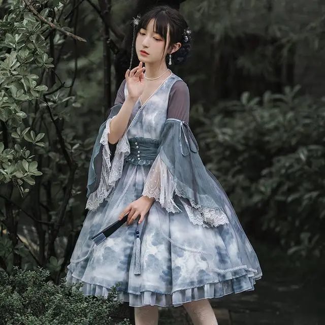 继"汉服lo"之后呢,jk又和汉服"搞"到了一起,成为了新的潮流,破产少女