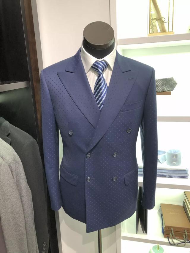 别忽视,西服颜色选对,职场成功一半