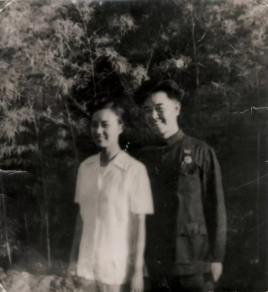 1954年,黄胄和郑闻慧的结婚照,简单而美好