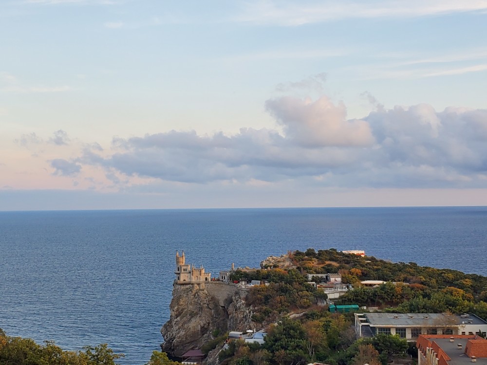 地处黑海的海滨之城,现成著名旅游胜地,难怪俄罗斯和乌克兰抢着要