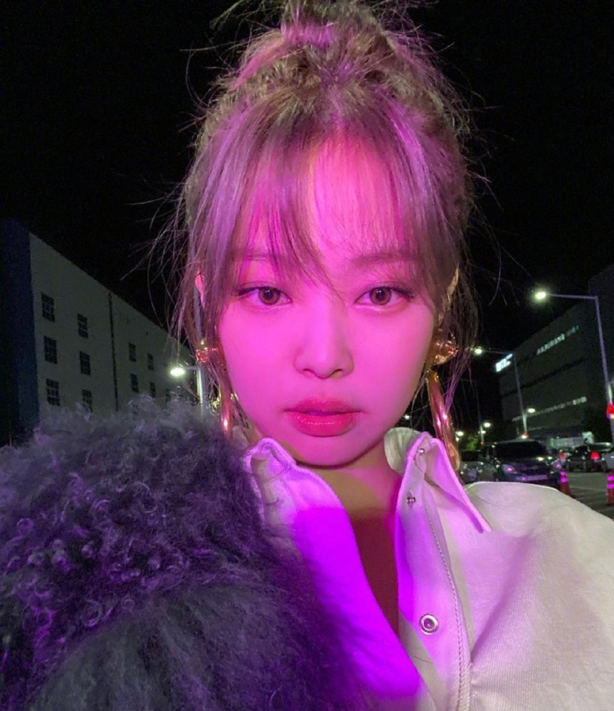 jennie晒照白衬衫配黑毛毛外套,自信辣妹开启回归打歌