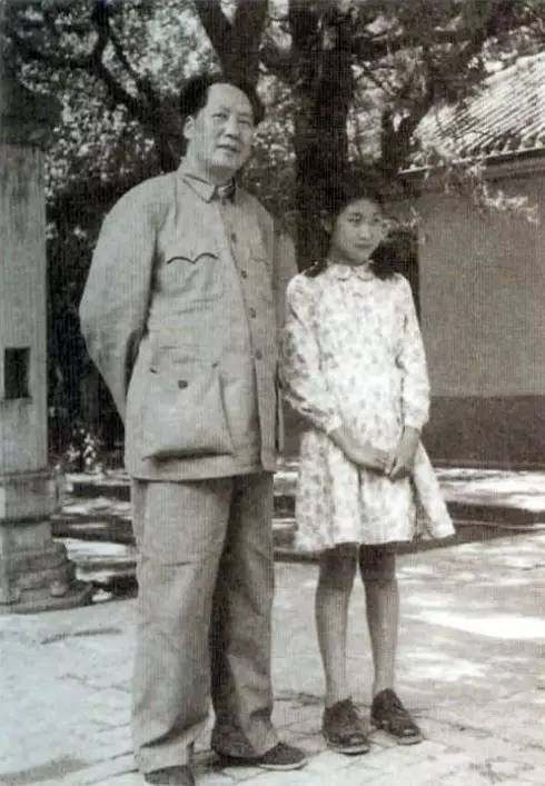 1954年夏天,毛泽东去北戴河避暑,和提前到的李讷,李敏和侄子毛远新