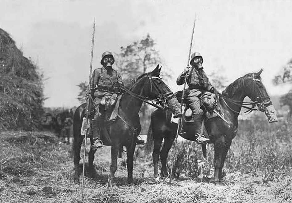 1916年,第一次世界大战,戴着防毒面具的德军枪骑兵.