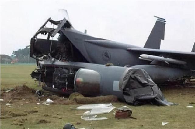 美国空军又出事了!两架军机加油时相撞,f-35失控后坠毁