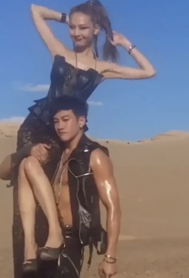 何润东回媳妇农村娘家接地气,拍时尚大片不怕晒