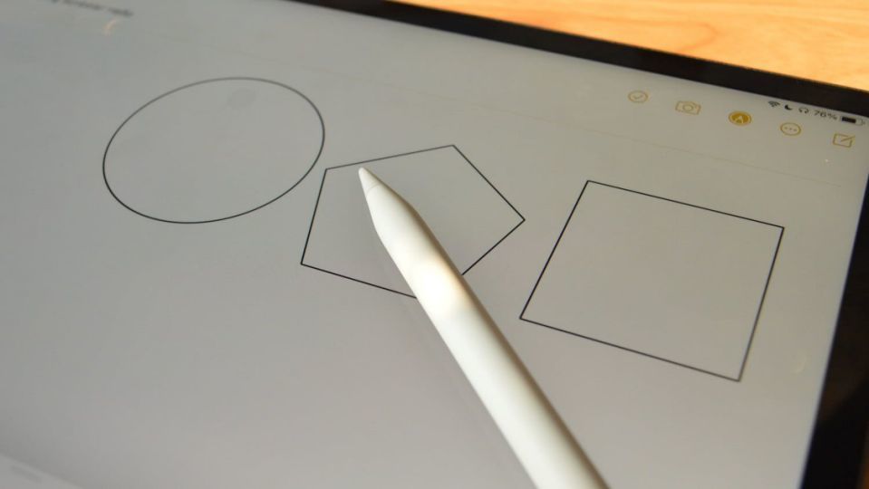 简单地把你想要描摹的纸放在ipad上,然后用你的apple pencil在画上