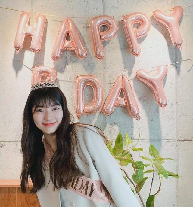 裴秀智26岁生日被众星拱月,皮肤白皙头戴皇冠笑容温暖