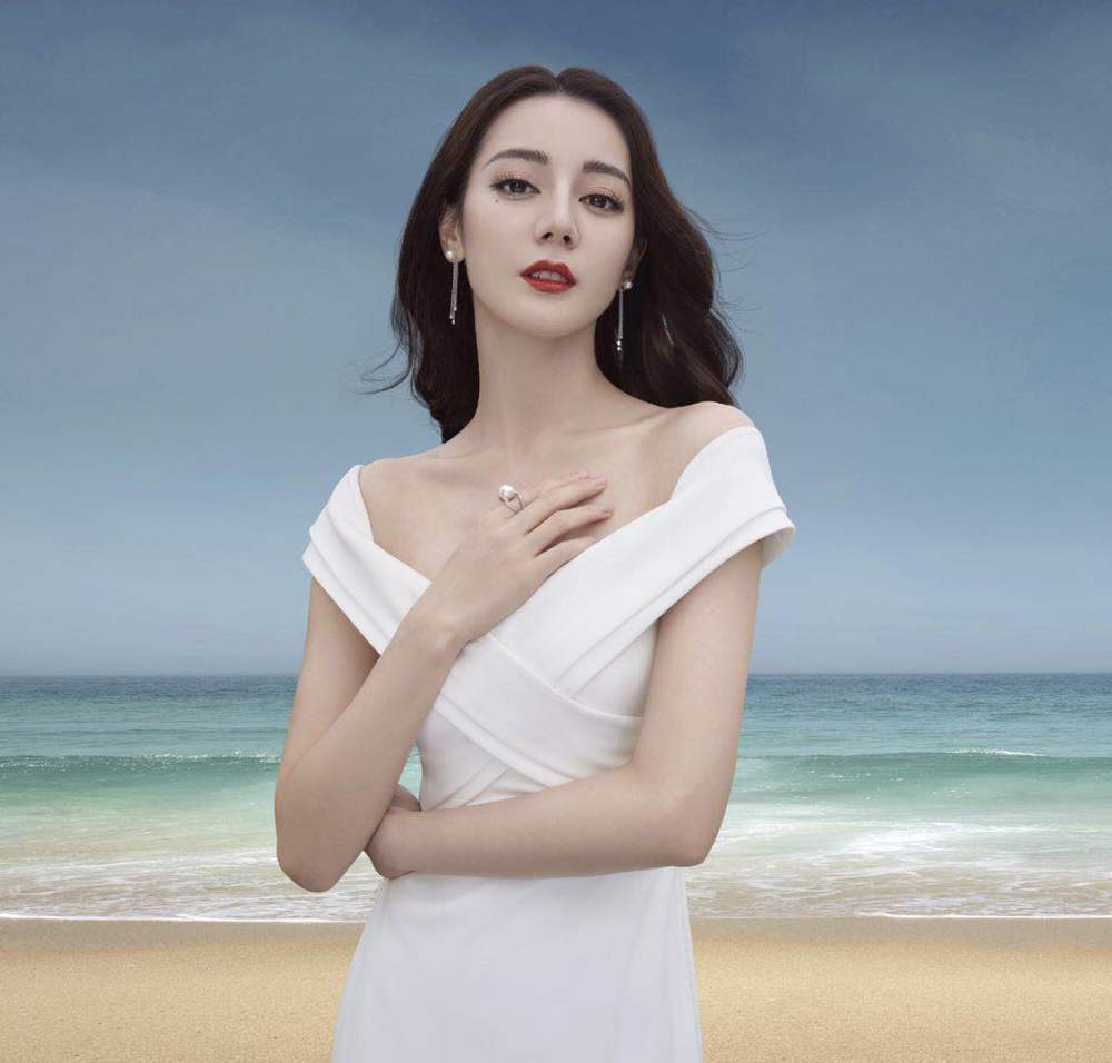 迪丽热巴真的好似仙女下凡!穿一条白色鱼尾礼服裙,我的天呢!