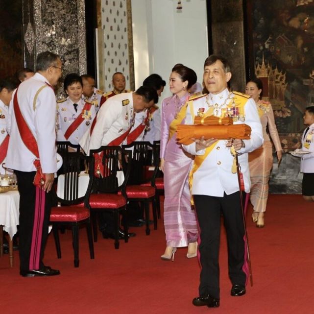 泰国诗妮娜复宠后首露脸放低姿态向王后行屈膝礼苏提达露出胜利笑容