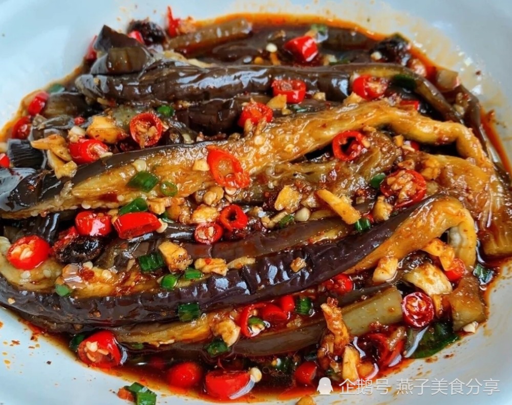 食材 茄子,大蒜,小米辣,葱,辣椒油,生抽,香醋,香油,鸡精,盐.