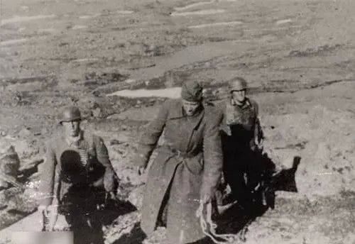 二战老照片:三名德军女兵横尸街头,即将被枪毙的苏联