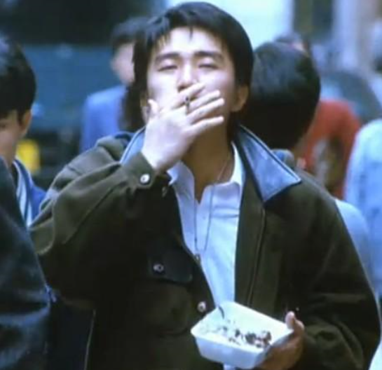 1990年,周星驰主演梁朝伟不要的《咖喱辣椒》,香港票房破1577万