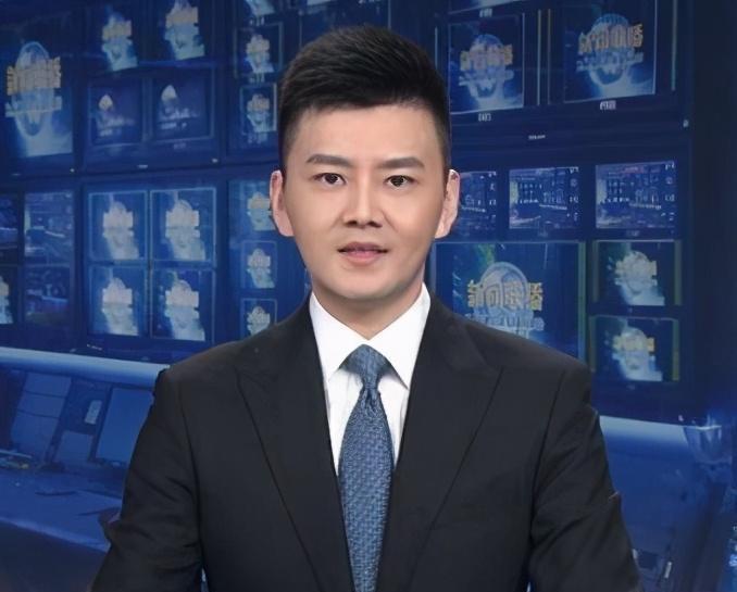 严於信:央视最年轻新闻联播主持人,撞脸宁泽涛,被指英年早婚!