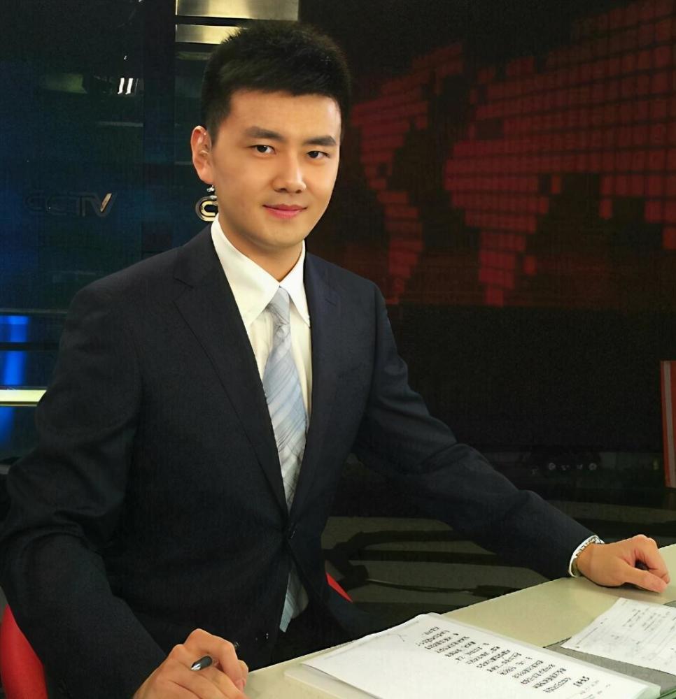严於信:央视最年轻新闻联播主持人,撞脸宁泽涛,被指英