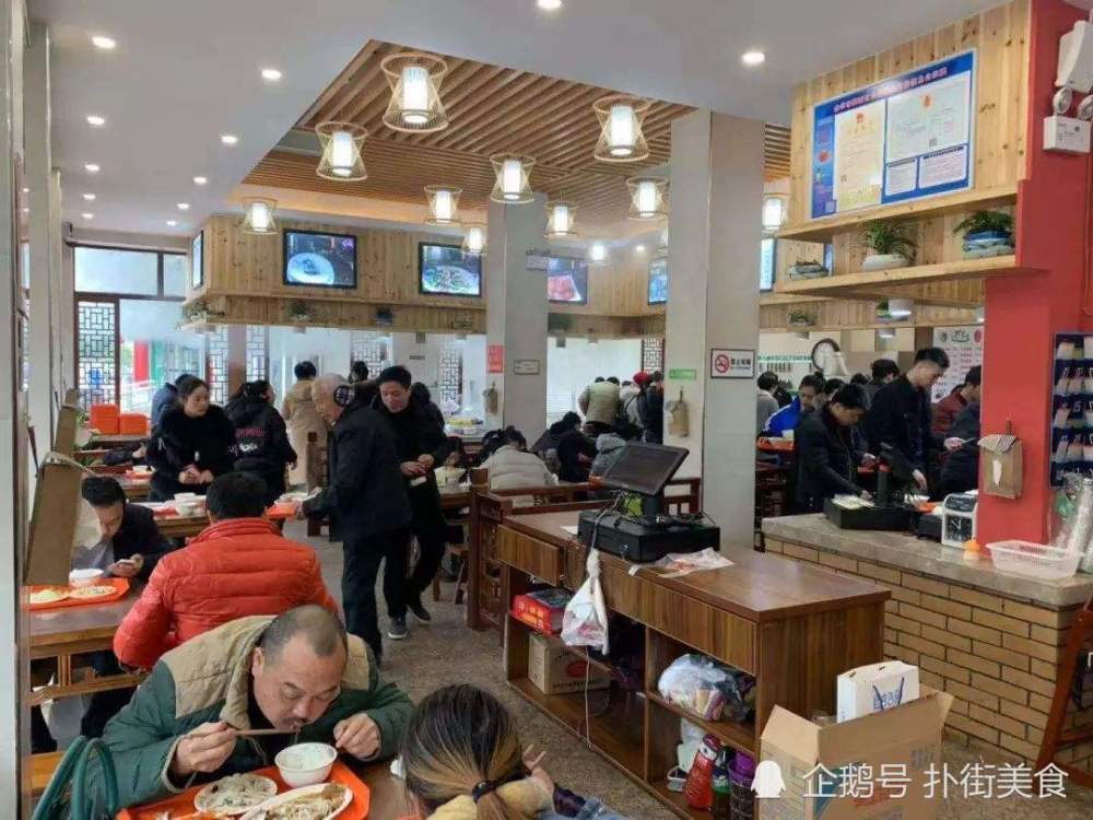 为什么路边快餐店几乎看不到女性身影,难道女的就知道骗吃骗喝?