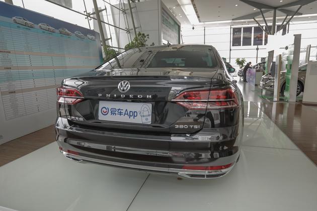 辉昂 2019款 380tsi 两驱商务版车尾艳丽的风格与前脸遥相呼应,饰以