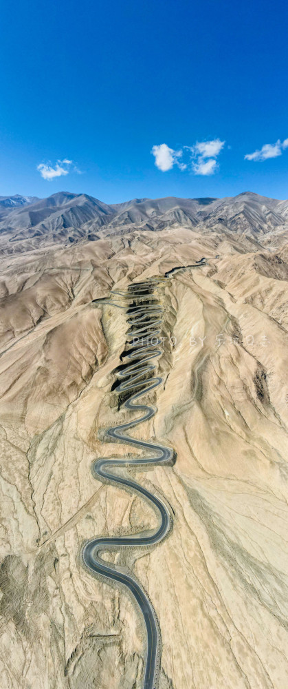 新疆帕米尔高原盘龙古道,犹如巨龙腾跃山巅,每个弯道是致命诱惑