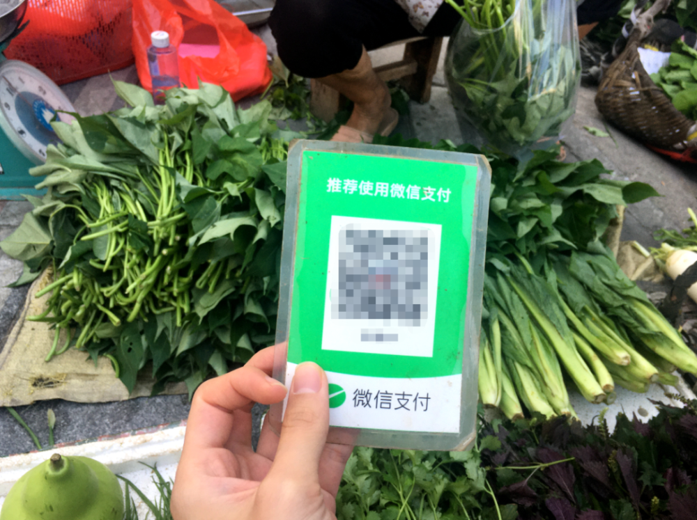 这些收款账号,都不是老人家自己的 在路边
