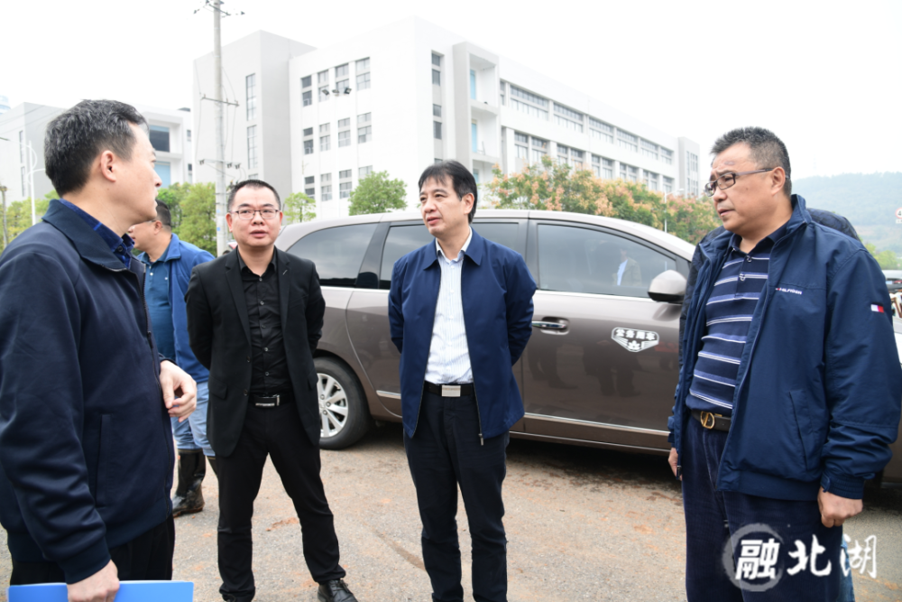 罗成辉,王洪灿现场调度全区重点项目建设