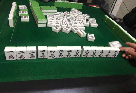 这副麻将三个人研究了半天,不知道该怎么胡,想问问大家该胡什么?