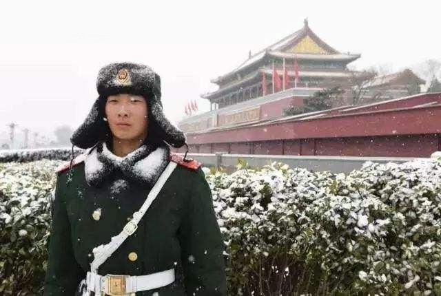 军人站岗的时候,如果想上厕所怎么办?不用硬憋着,早有