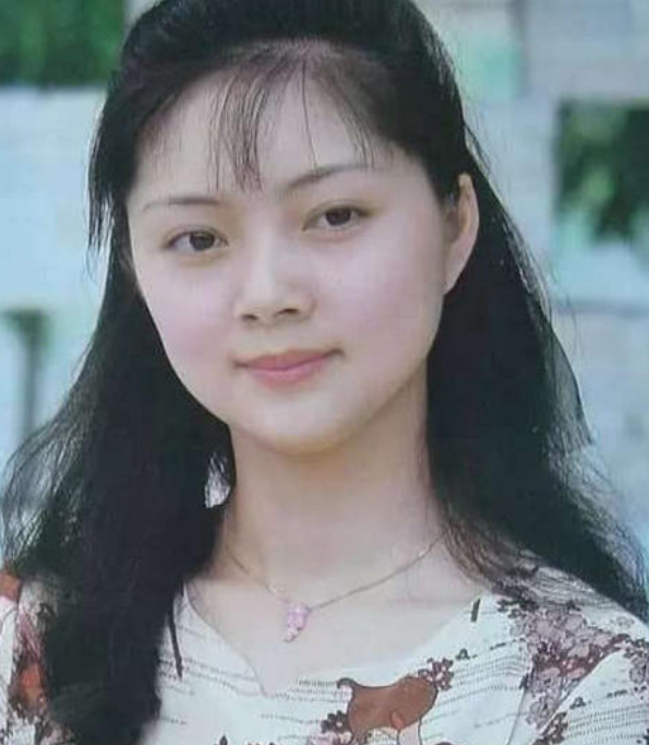 87版薛宝钗近照曝光皮肤光滑嫩如少女身家过亿至今仍未婚
