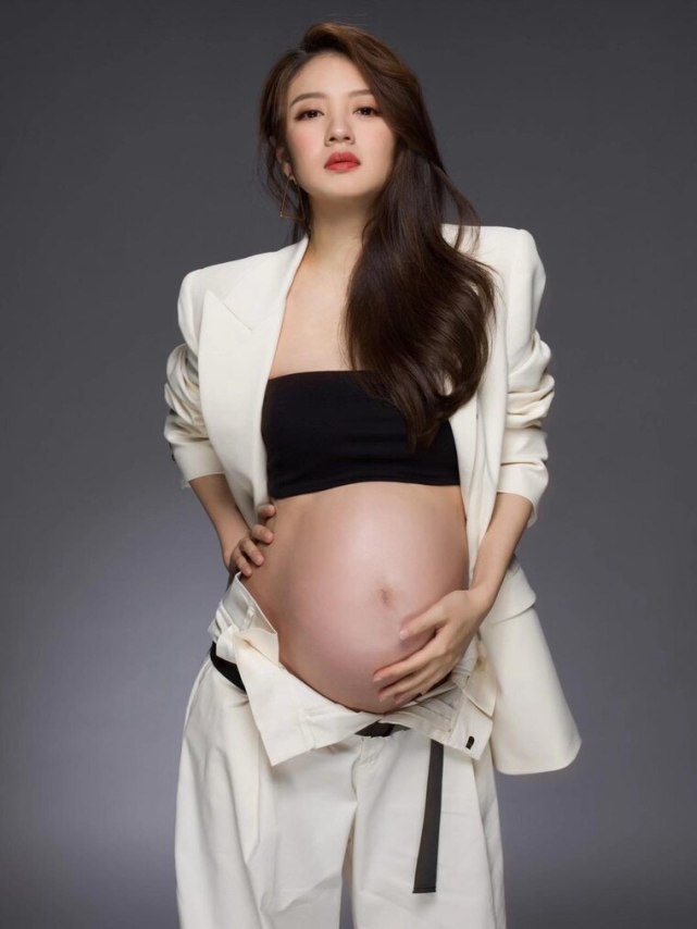 安以轩宣布即将封肚与老公儿子拍孕肚写真夫妻甜蜜亲吻太幸福