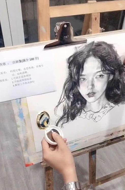 美术生考试画自画像,看作品以为能得满分,看到本人老师给了0分