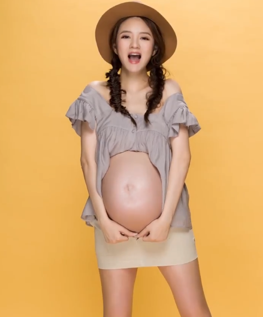 40岁安以轩怀二胎晒孕期写真挺着大肚子被称最美孕妈