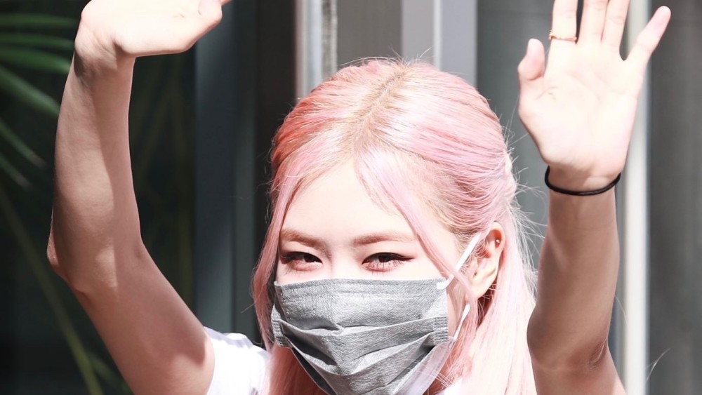 blackpink成员朴彩英受伤,手变肿让人心疼,签售会慌张解释说没事