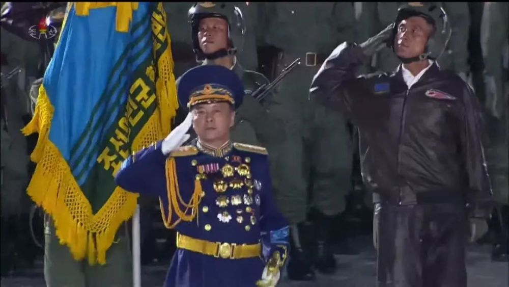 而在配色方面,陆军礼服还是保留了原有朝鲜陆军的礼服