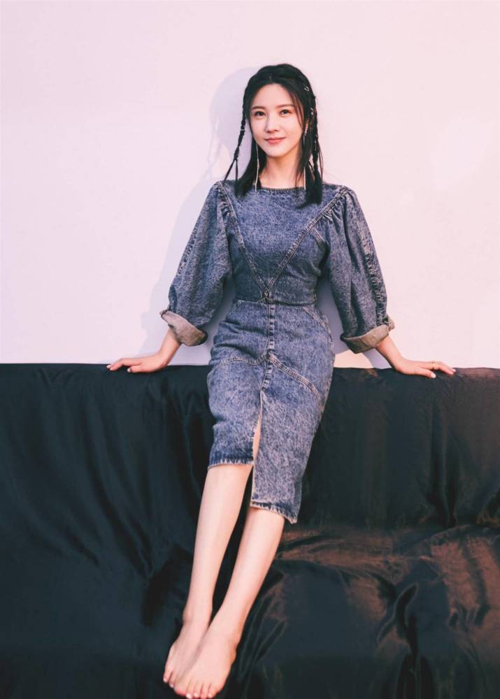杨子姗夫妇拍写真好甜!穿花毛衣百褶裙美成公主,老公真有男人味