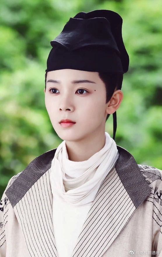 女扮男装惊艳时光的女明星,杨幂英气逼人,赵丽颖风姿飒爽,最后一位最