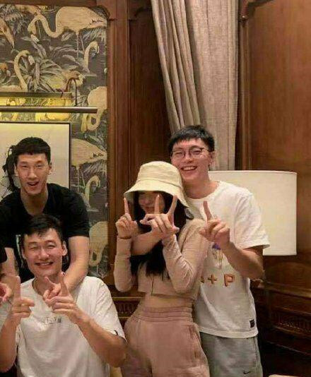 胡明轩女友是张昊玥还是仲qiuqiu球迷高诗岩穿女装真好看
