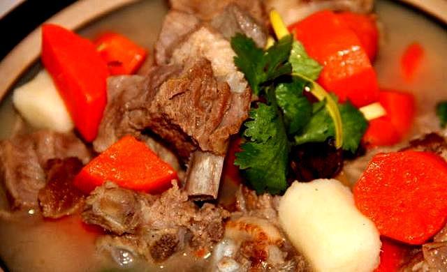 胡萝卜炖羊排,汤汁鲜美,羊肉软烂,暖胃又暖身,一家老小适宜