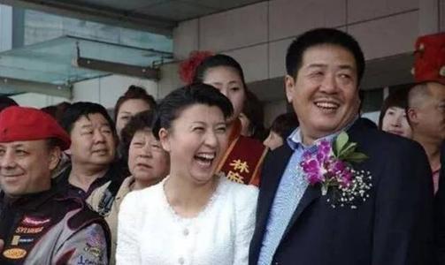 48岁闫学晶悄声改嫁生二胎,亲儿子支持,前继女反对只因心疼