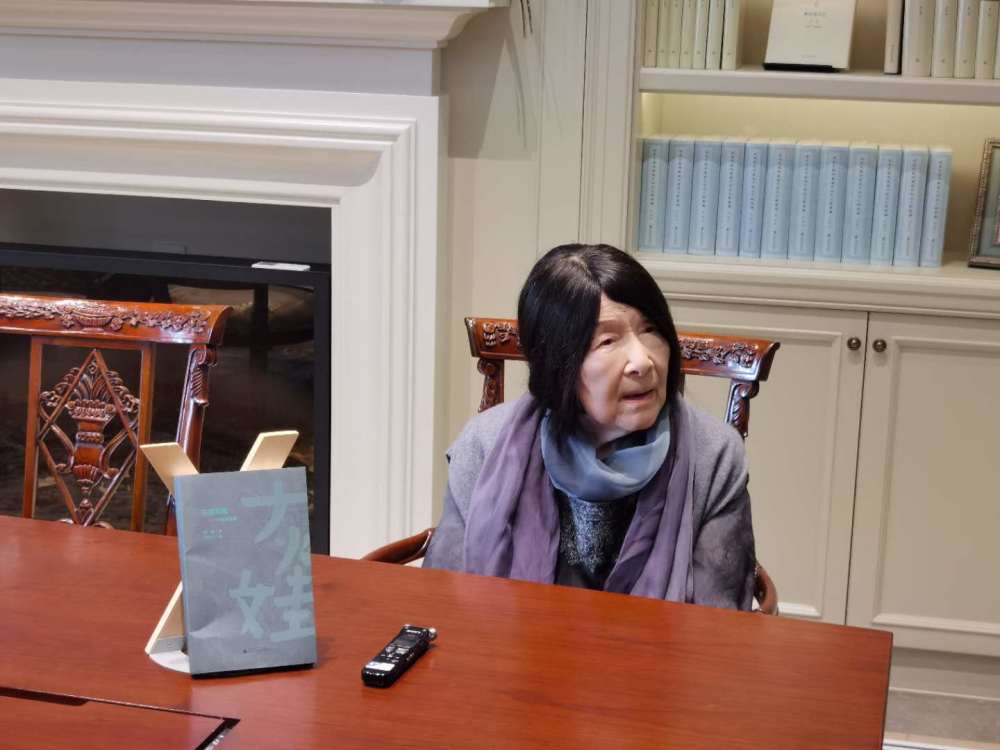 93岁诗人灰娃灵魂看不见但我想用笔写下来