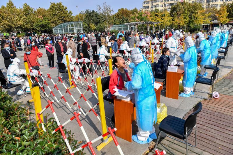 【看世界】青岛已完成过百万人核酸检测采样