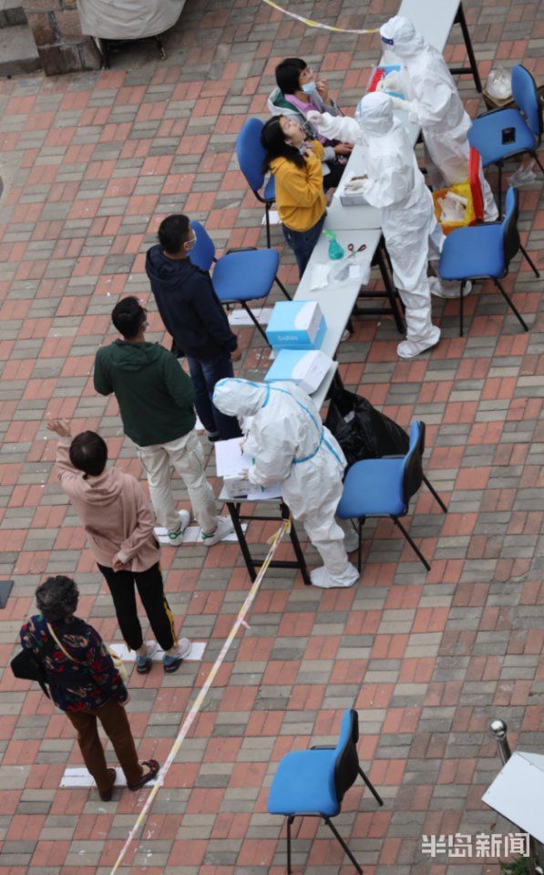 脚下一米线安全你我他 八大湖街道居民自觉保持安全距离进行核酸检测