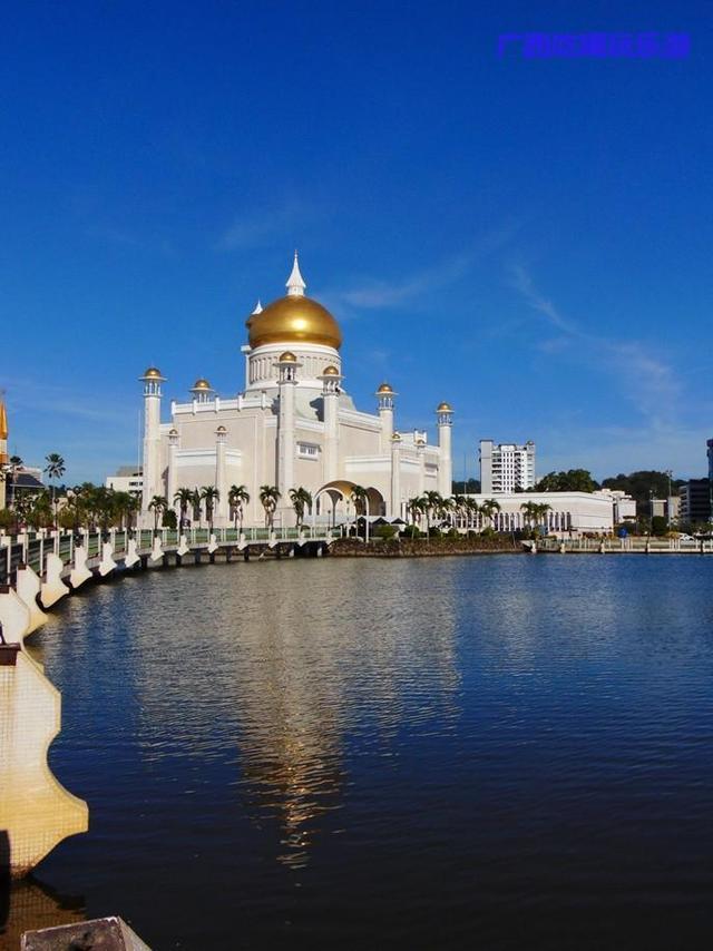 这个东南亚最美的清真寺,是文莱的标志性建筑,像浮在水面上