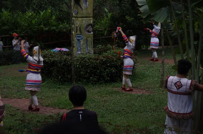 这位厉害了,她是基诺族的巫师.负责祭祀,占卜,还能治病.